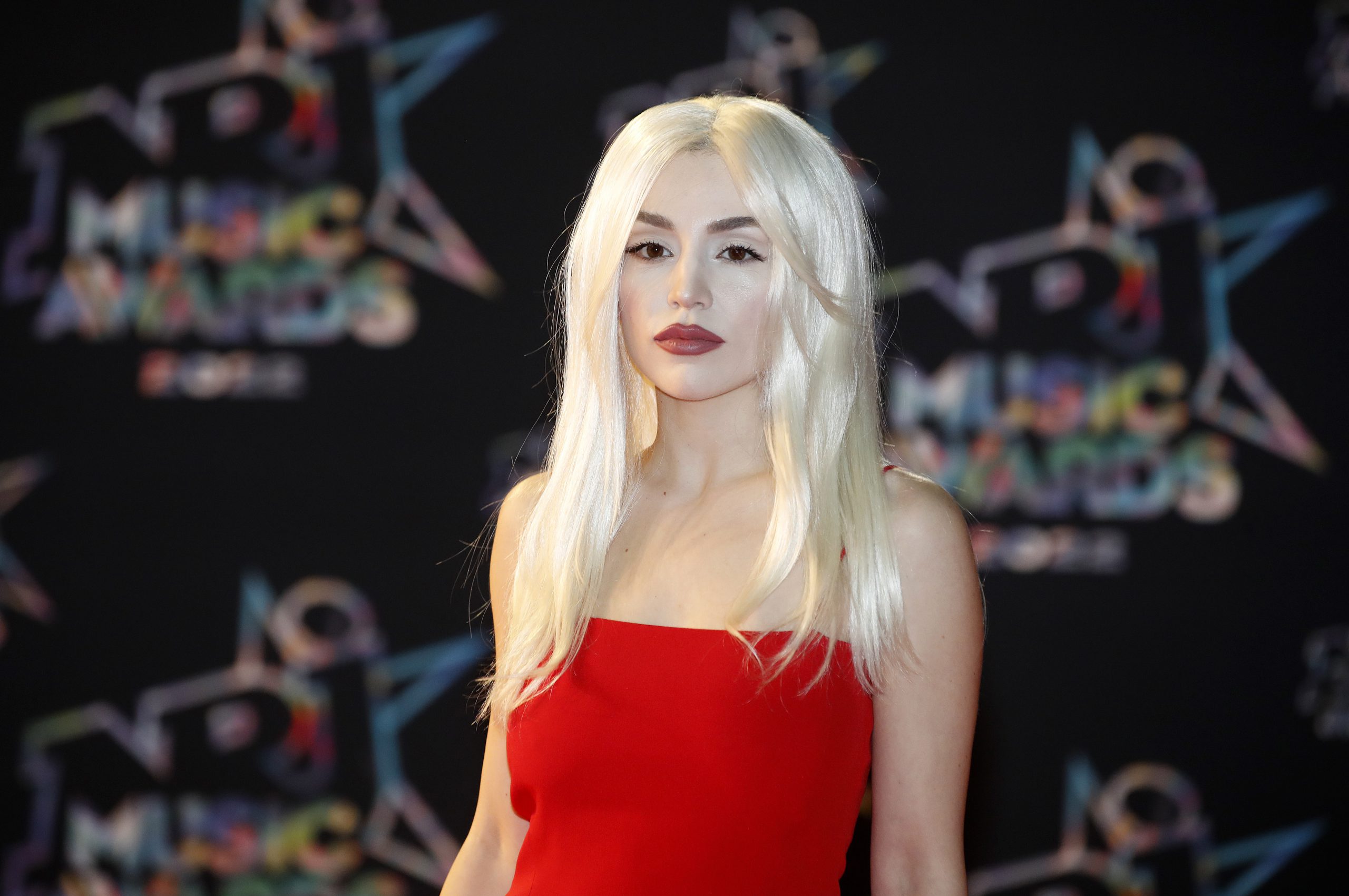 Zangeres Ava Max krijgt klap in gezicht tijdens optreden