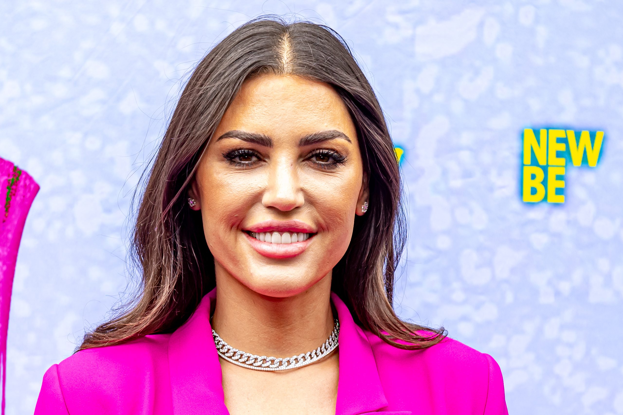 Yolanthe Cabau en Xess Xava zoeken dekking tijdens aardbeving