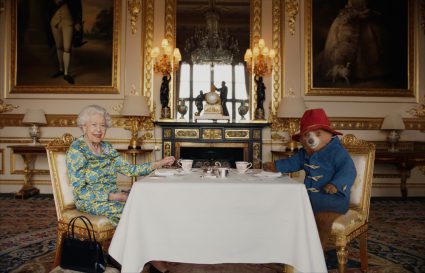 Queen Elizabeth Ii And Paddington Bear Beeld: Buckingham Palace/ Studio Canal / BBC Studios / Heyday Films