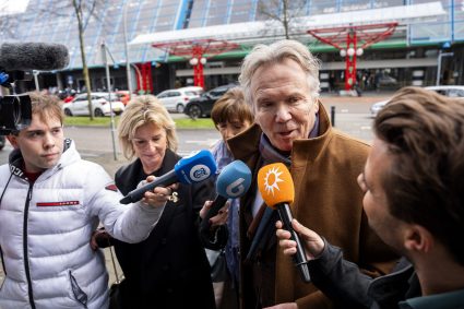 Presentator Tom Egbers Spant Kort Geding Aan Tegen Nos